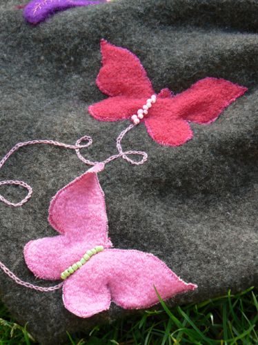 papillon en laine bouillie, sac en laine feutrée, fleur en laine feutrée, fleur en laine cardée