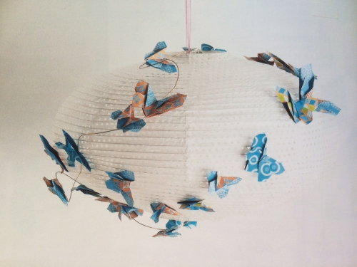 boule chinoise et papillons en origami papier