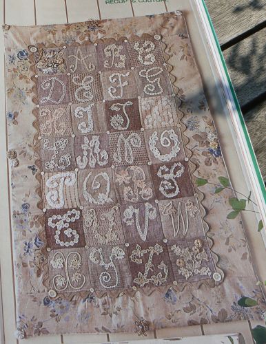 patchwork alphabet en tissus anciens et vieilles dentelles 